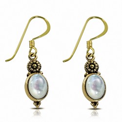 Boucles d'oreilles crochet en forme de fleur ovale en bronze avec perle blanche (paire)