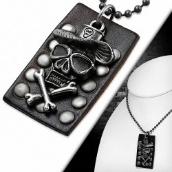 Pendentif tête de mort pirate avec chapeau sur rectangle cuir brun riveté et chaîne Biker à boules